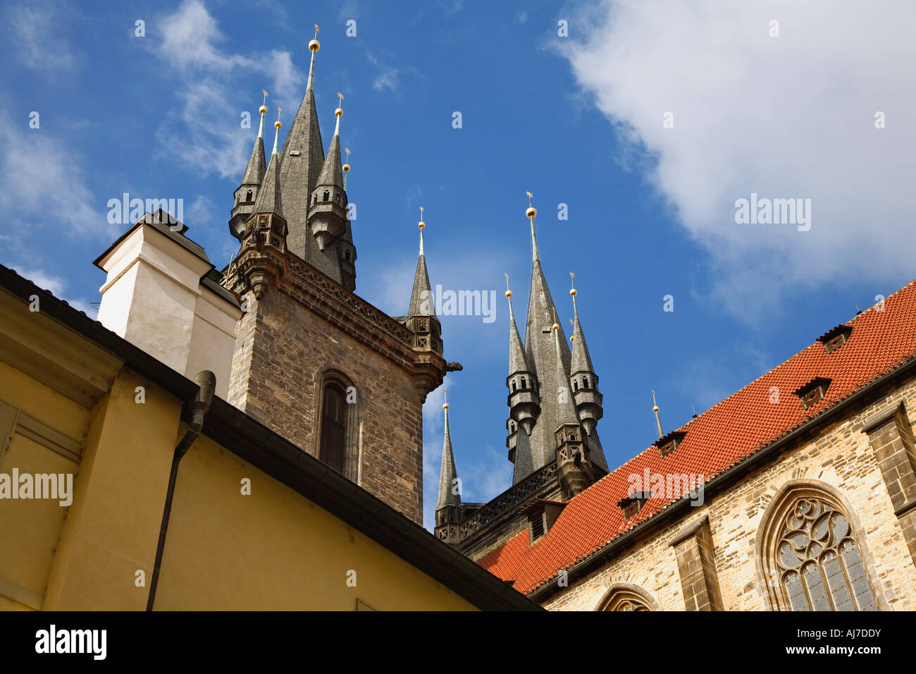 Le molteplici guglie della chiesa gotica della Madonna di Tyn si erge sopra la piazza della Città Vecchia di Praga, Repubblica Ceca. Foto Stock