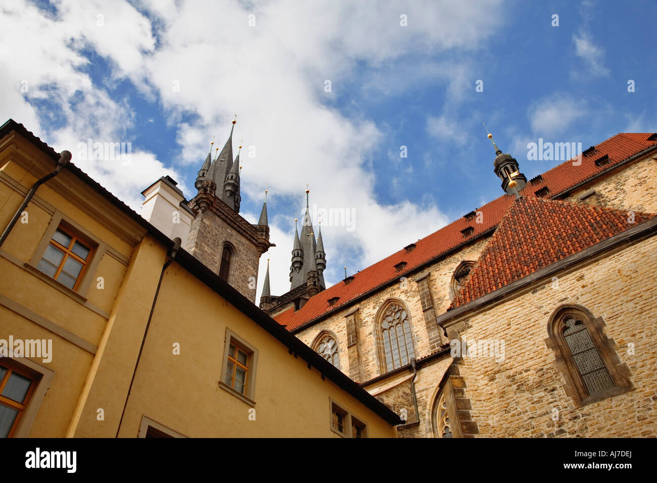 Le molteplici guglie della chiesa gotica della Madonna di Tyn si erge sopra la piazza della Città Vecchia di Praga, Repubblica Ceca. Foto Stock