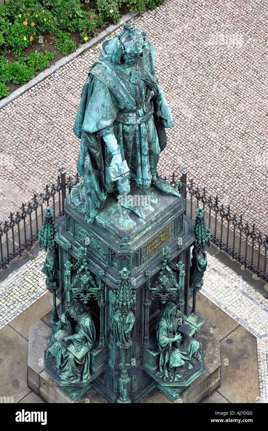 Statua di Carlo IV 1848 a cavalieri della Croce Square si trova vicino al Ponte di Carlo nella Città Vecchia di Praga, Repubblica Ceca. Foto Stock