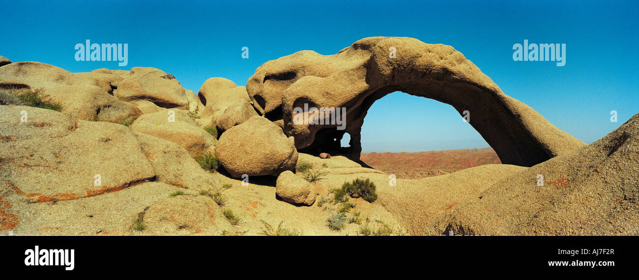 Arco in pietra. La parte meridionale del bacino di Nemegt (Valle dei draghi, fossili di dinosauro). Deserto dei Gobi. Gurvantes villaggio nelle vicinanze della Mongolia Foto Stock