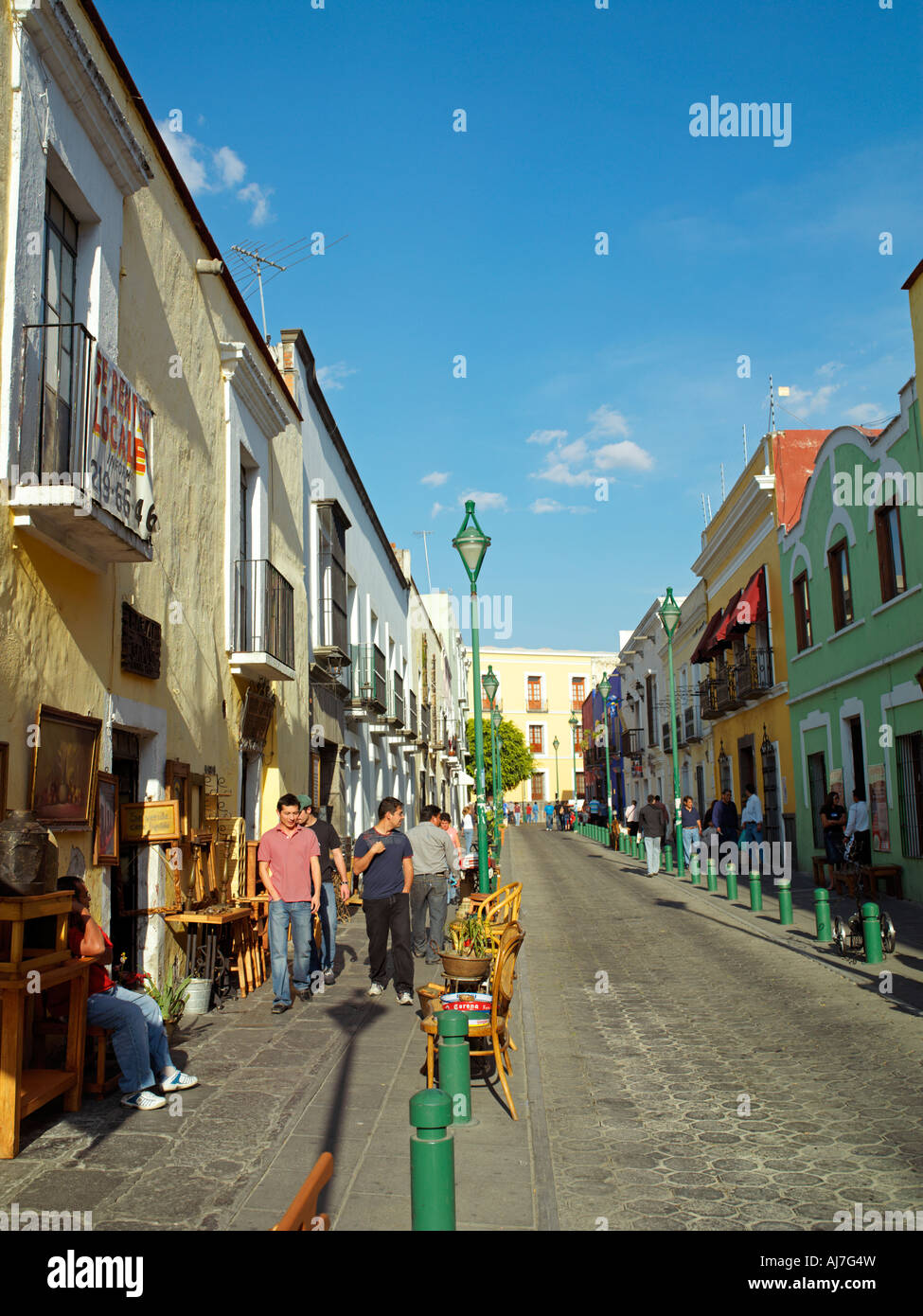 Callejon de los Sapos una strada pedonale di colorati negozi di antiquariato di Puebla Foto Stock