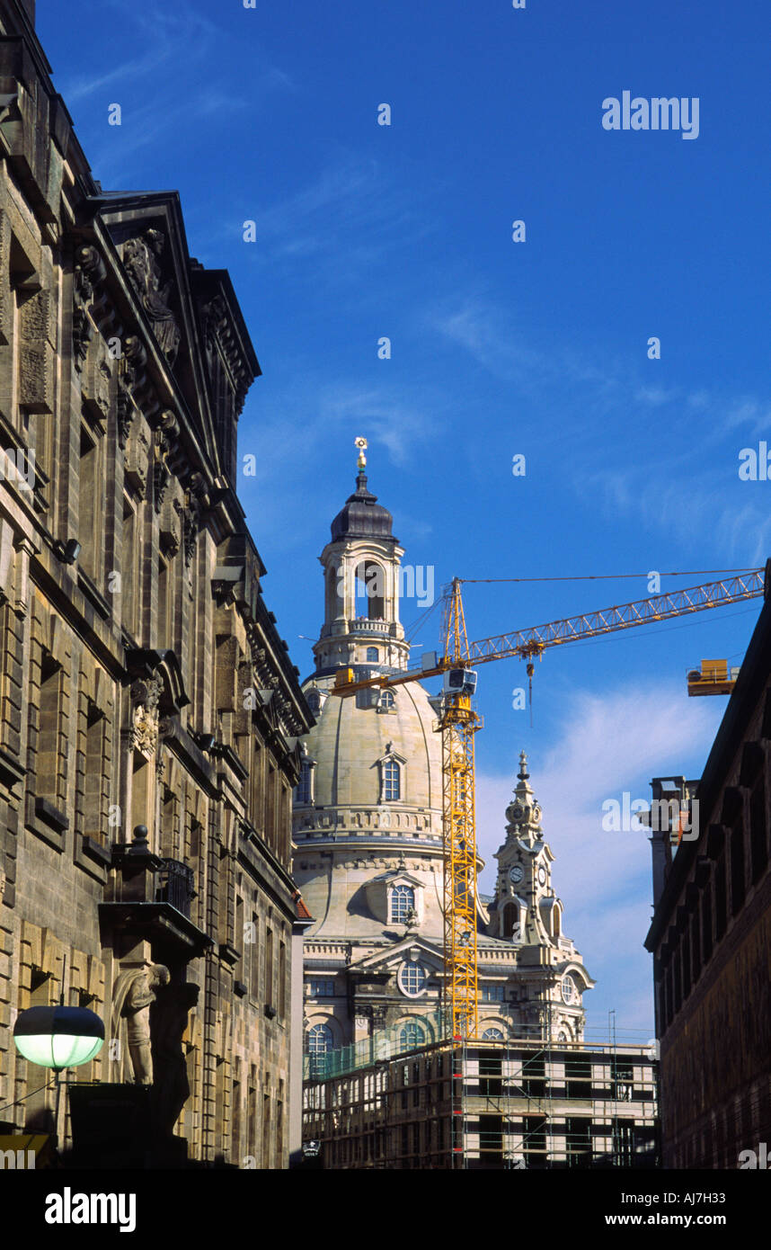 La ricostruzione di lavorare intorno al barocco architettura sassone della chiesa di Nostra Signora La Frauenkirche di Dresda Germania Foto Stock