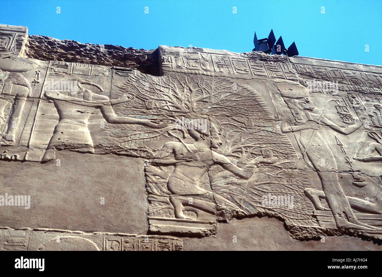 Ramses II e l'albero della vita, Karnak, Egitto, xiii secolo A.C. Artista: sconosciuto Foto Stock