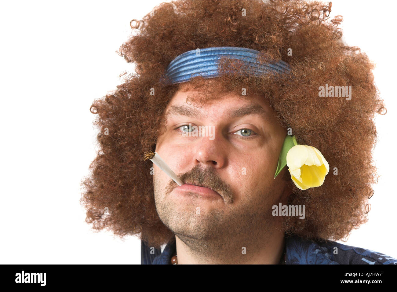 Hippie con un grande giunto nella sua bocca guardando già snocciolate Foto Stock