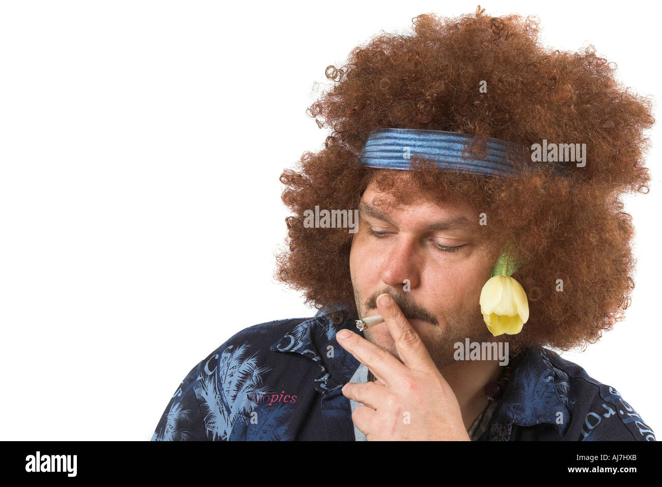 Vecchio hippie avente un fumo testo sulla maglietta non è un brandname Foto Stock