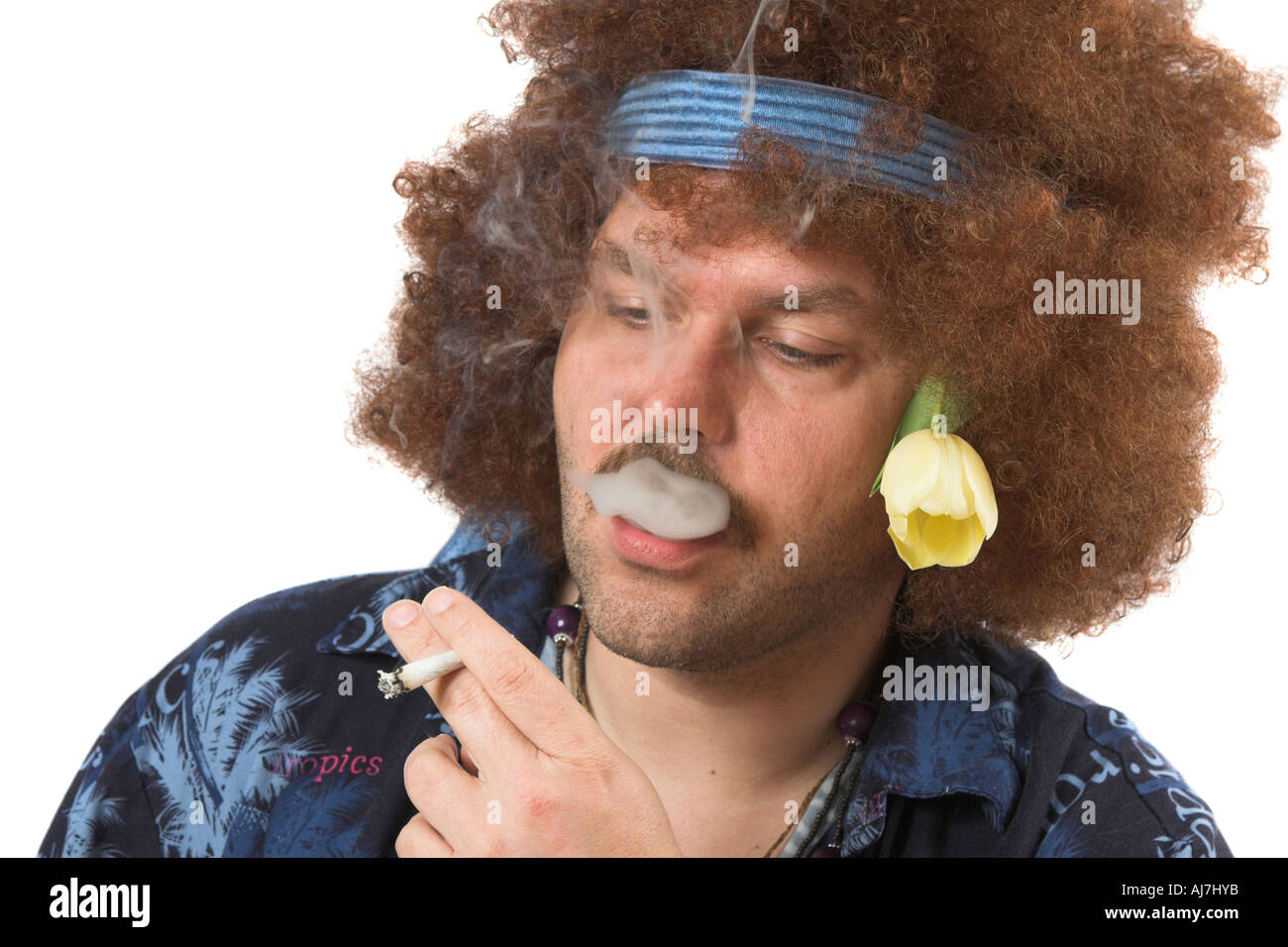 Vecchio hippie avente un fumo Foto Stock