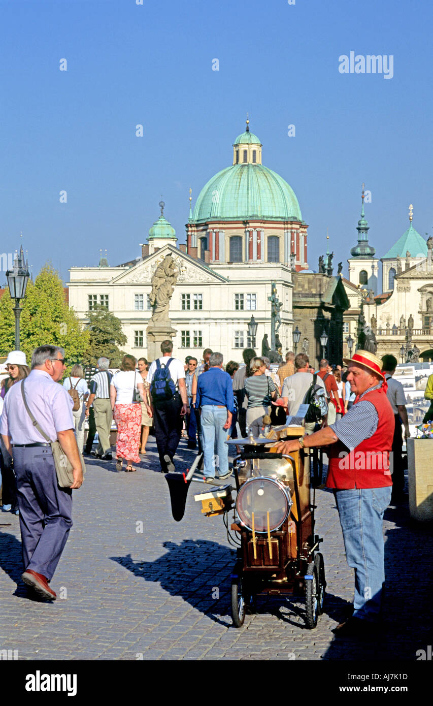 Music Maker sul Ponte Carlo a Praga la capitale della Repubblica ceca Foto Stock