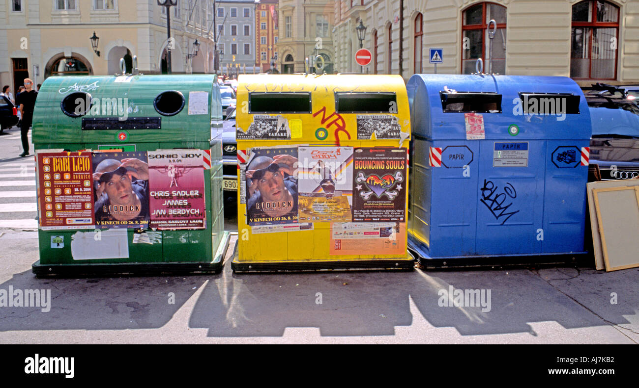 Cassonetti per il riciclaggio a Praga la capitale della Repubblica ceca Foto Stock