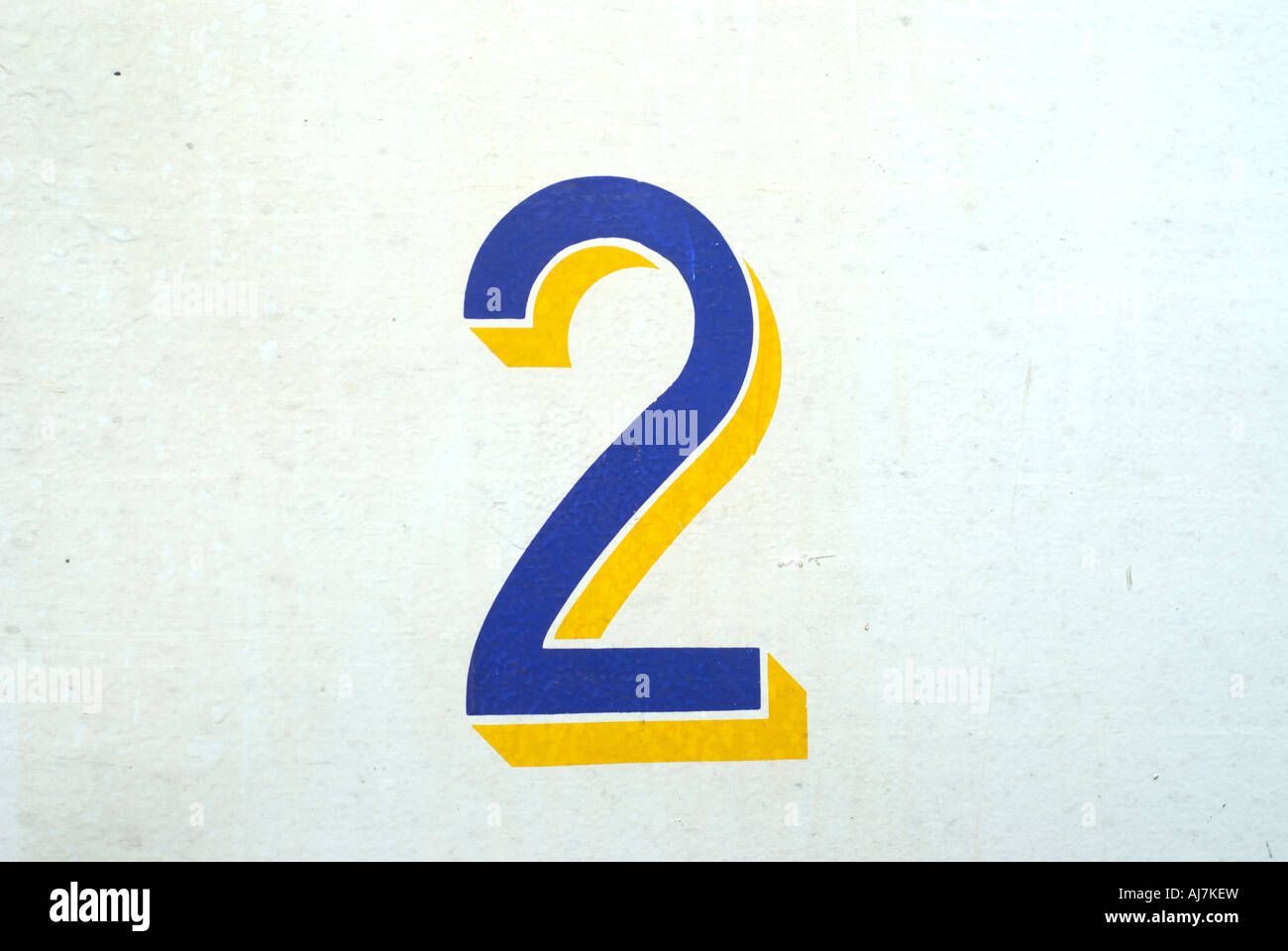 Il numero di riferimento 2 dipinto sul muro bianco Foto Stock