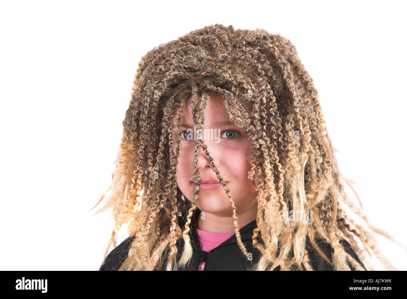 Bambina indossa una bionda parrucca rasta Foto stock - Alamy