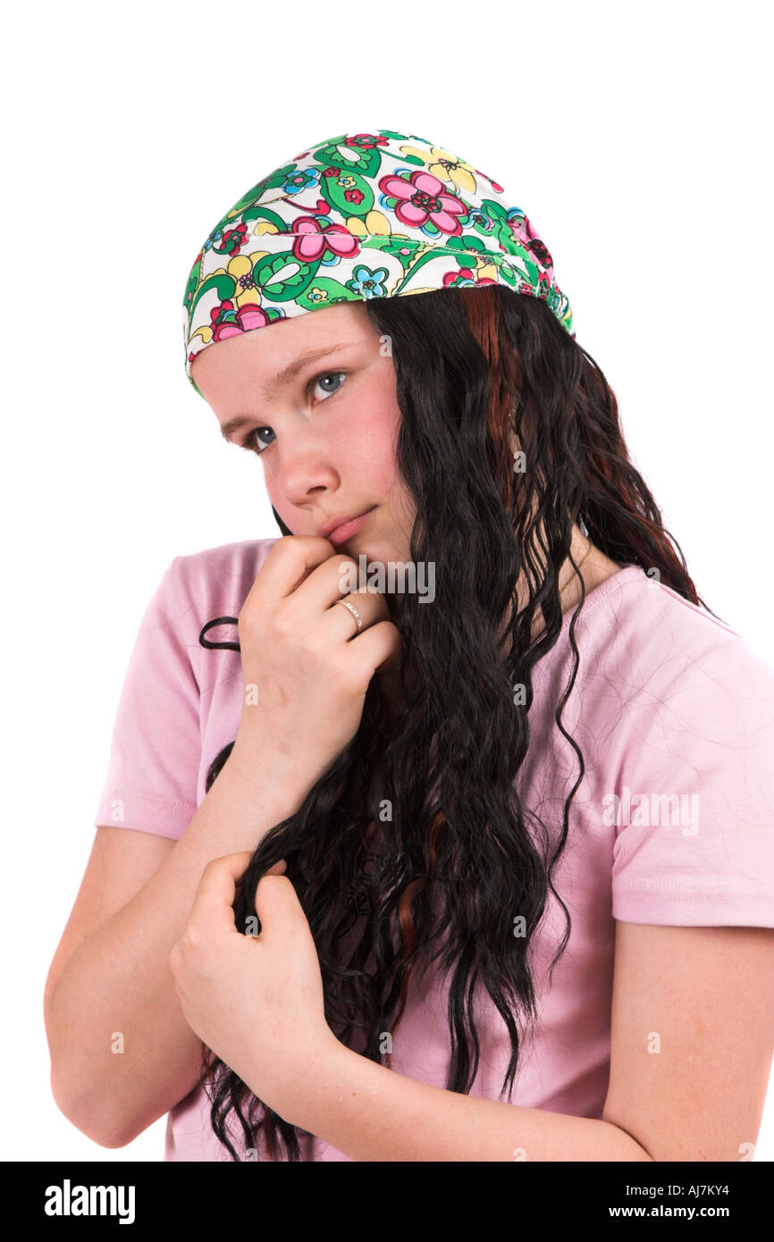 Timido dieci anno vecchia ragazza timida in posa indossando una bandana  Foto stock - Alamy