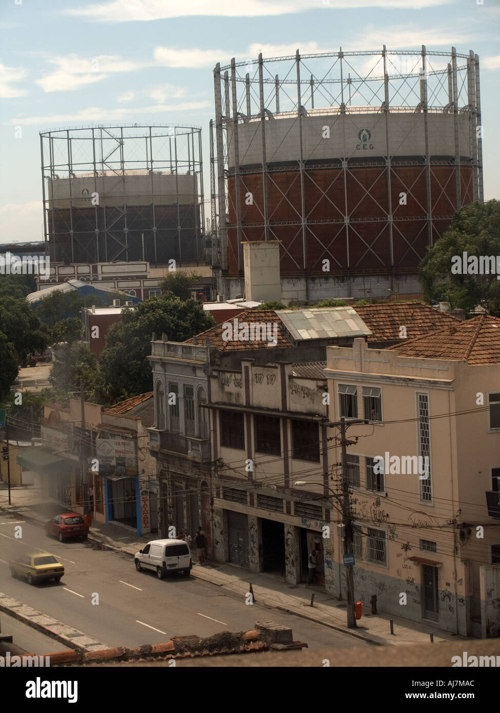 Gas a serbatoi di stoccaggio si affaccia su strade urbane a Rio de Janeiro, Brasile, Sud America Foto Stock