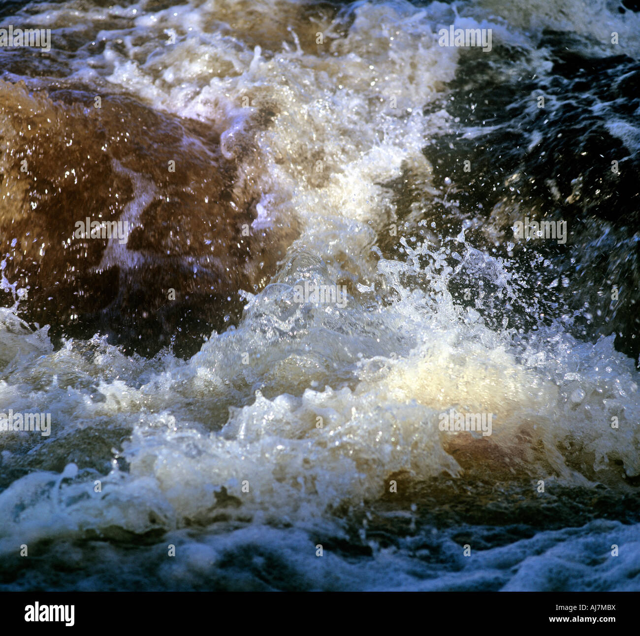 Acqua a cascata su roccia sul fiume Ribble vicino a Settle, Ribblesdale, North Yorkshire. Foto Stock
