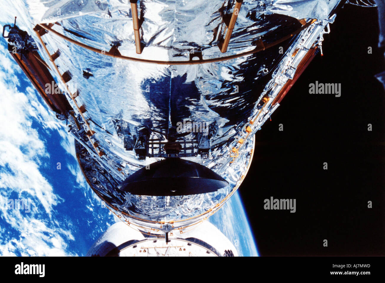 Il Telescopio Spaziale Hubble in orbita attorno alla Terra c1990s. Artista: sconosciuto Foto Stock