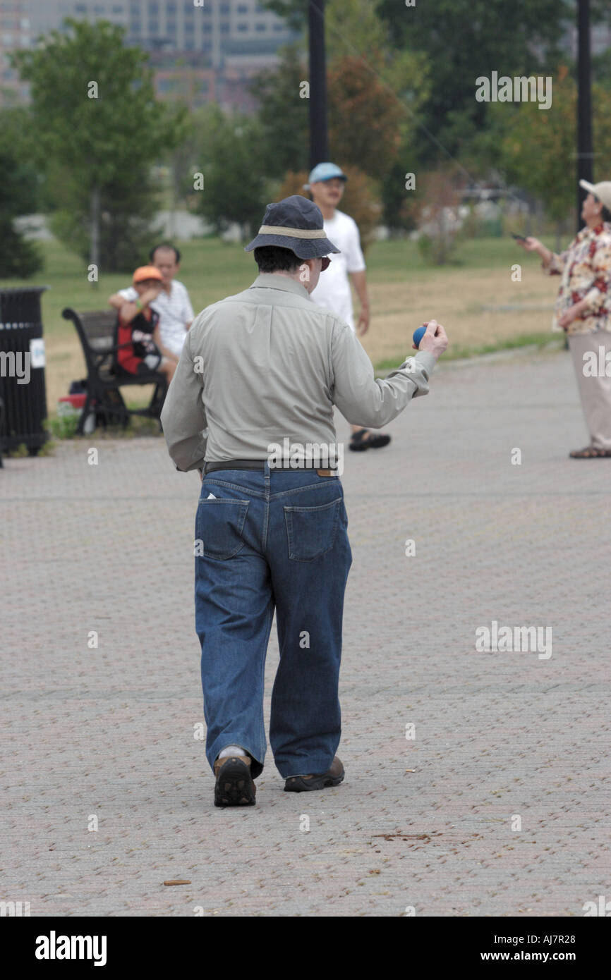 Un uomo a piedi lungo la passeggiata di Liberty State Park in Jersey City, NJ Foto Stock