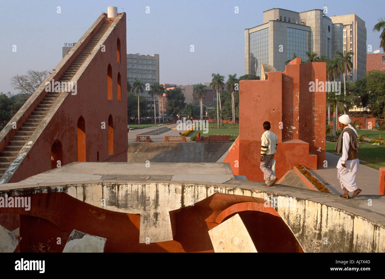 Mishra Yantra con il Brihat Samrat Yantra dietro, Jantar Mantar osservatorio di pietra, New Delhi, India Foto Stock