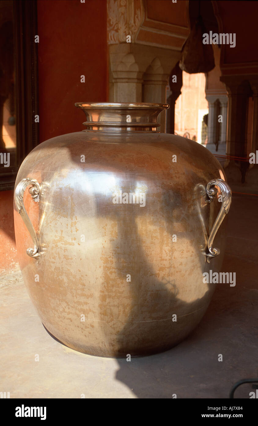 Uno dei 9000 litro d'argento fatta a prendere Gange acqua a Londra da ex Maharaja, City Palace Jaipur, Rajasthan, India Foto Stock