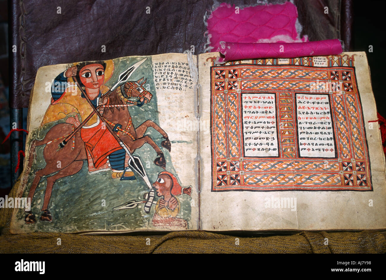 Foto di San Giorgio a 600 anni vecchia bibbia illuminata, Nak grotta Tolak chiesa, Lalibela, Etiopia Foto Stock