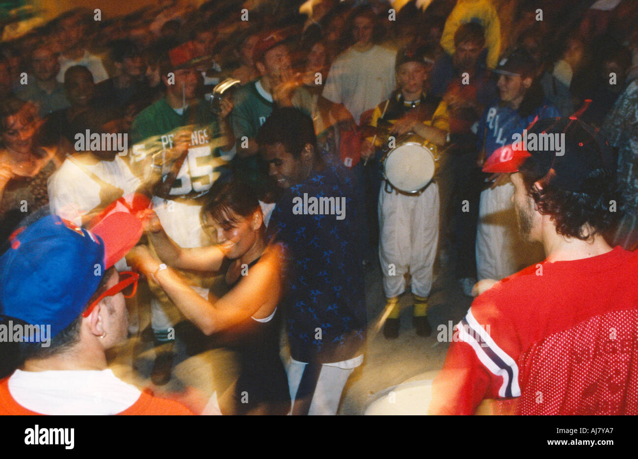 Balli improvvisati durante la Feria de Pentecôte, Nîmes, Languedoc-Roussillon, Francia Foto Stock