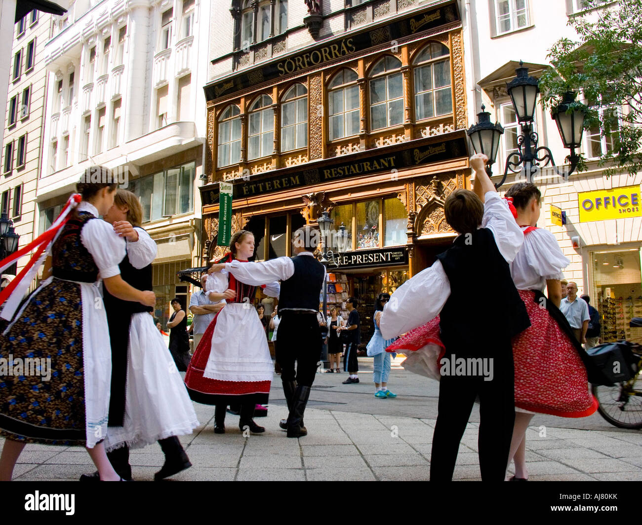 Ballerini nella via Vaci Budapest Ungheria Foto Stock