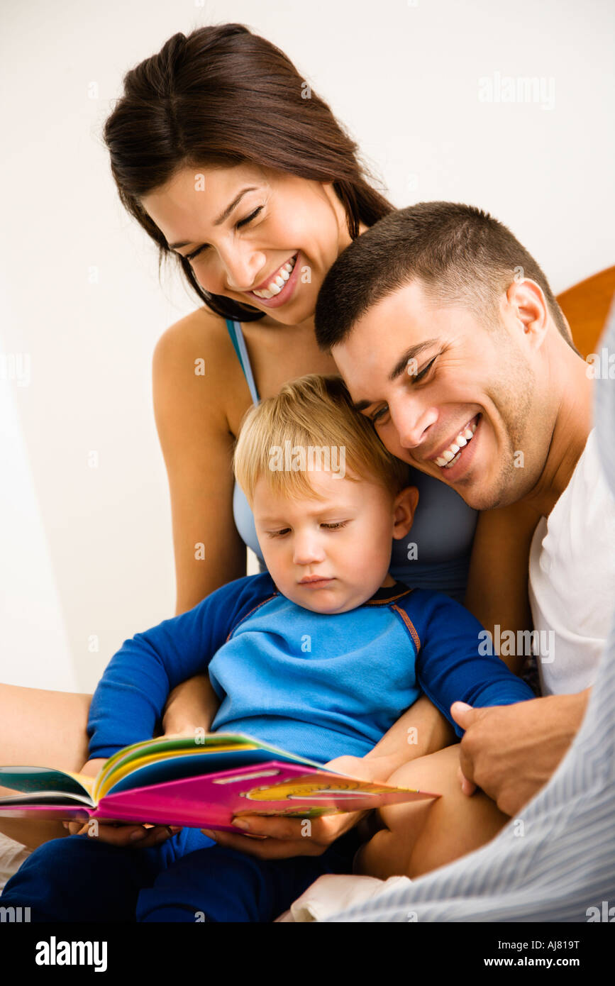 I genitori caucasici e toddler figlio libro di lettura Foto Stock