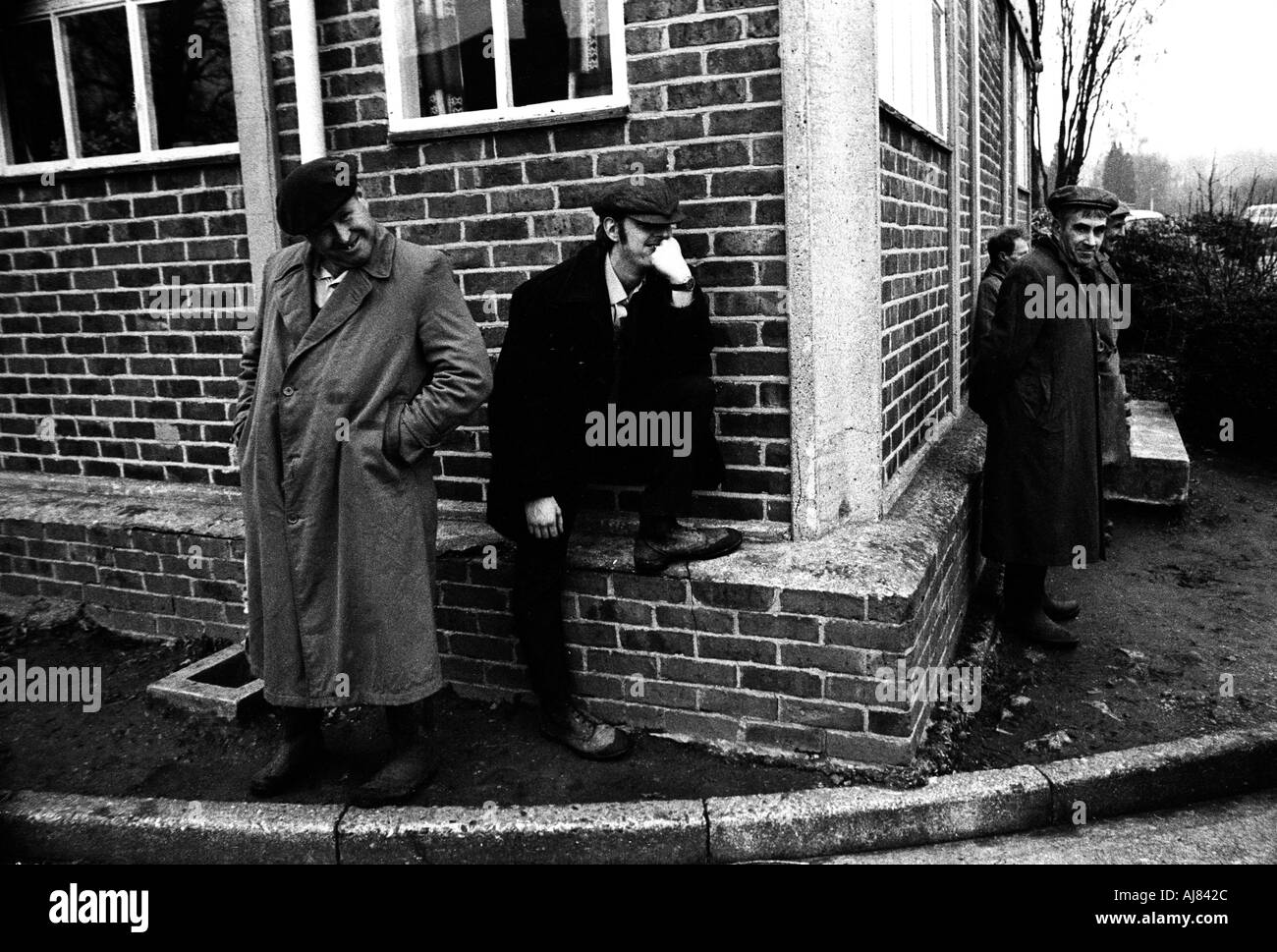 Gli uomini in piedi circa i motivi di una casa mentale chiamato Parco Botteleys presto per essere chiuso negli anni settanta la Gran Bretagna. Foto Stock