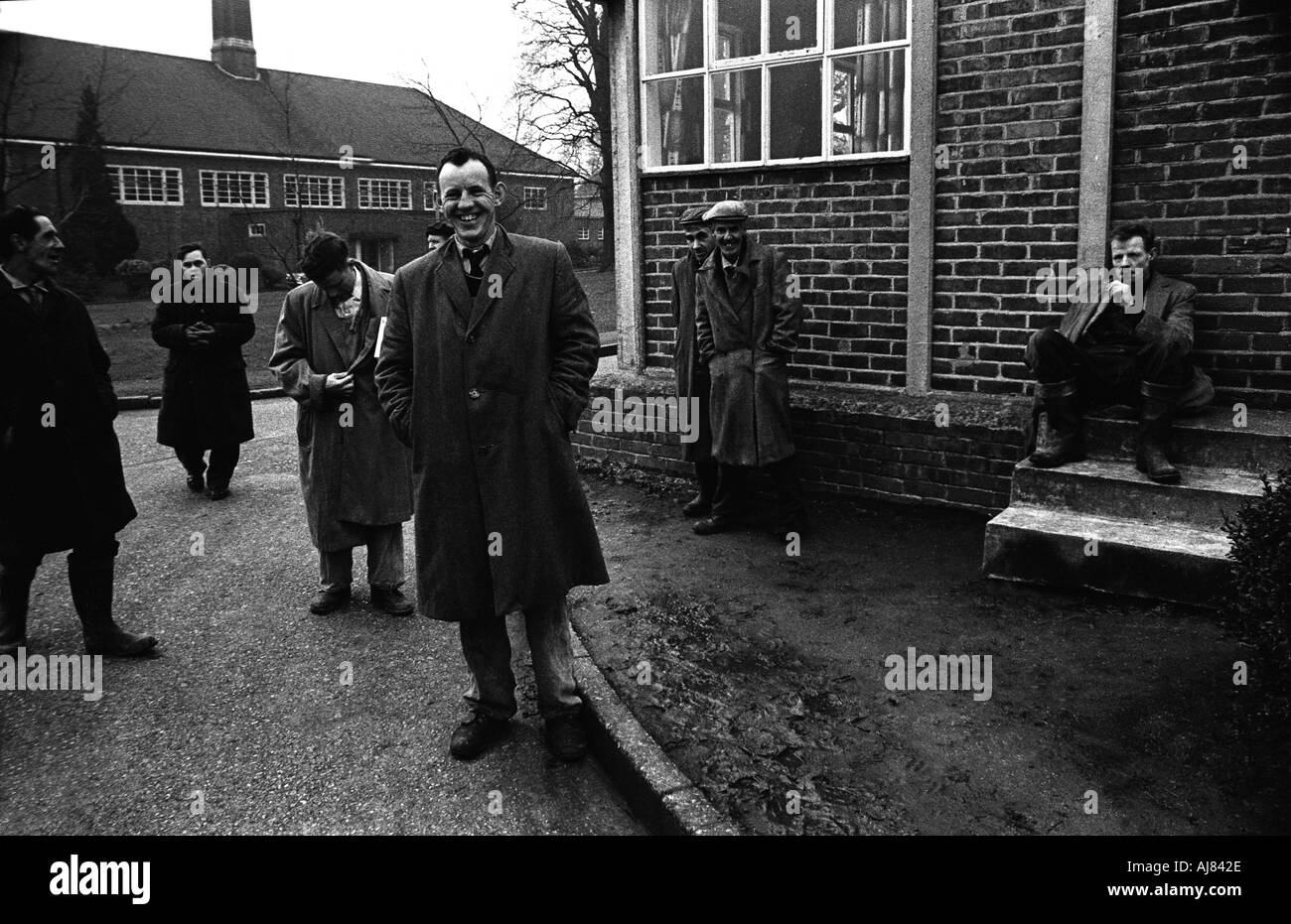 Gli uomini in piedi circa i motivi di una casa mentale chiamato Parco Botteleys presto per essere chiuso negli anni settanta la Gran Bretagna. Foto Stock