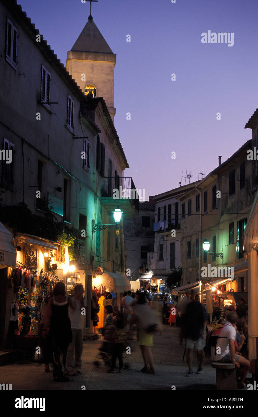 La gente camminare sulla strada dello shopping di sera Capoliveri Monte  Calamita Elba toscana italia Foto stock - Alamy