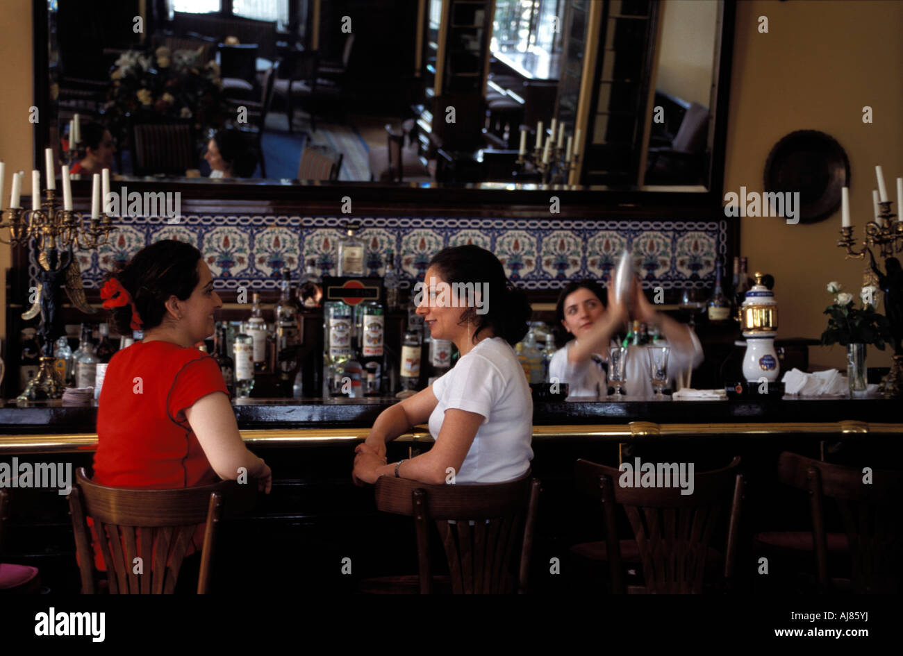 La donna seduta al bar della Pera Palas Hotel Beyoglu Istanbul Istanbul Turchia Foto Stock