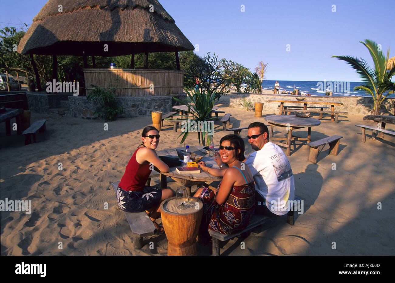 Gruppo godendo il bar, Kande Beach, Malawi Foto Stock