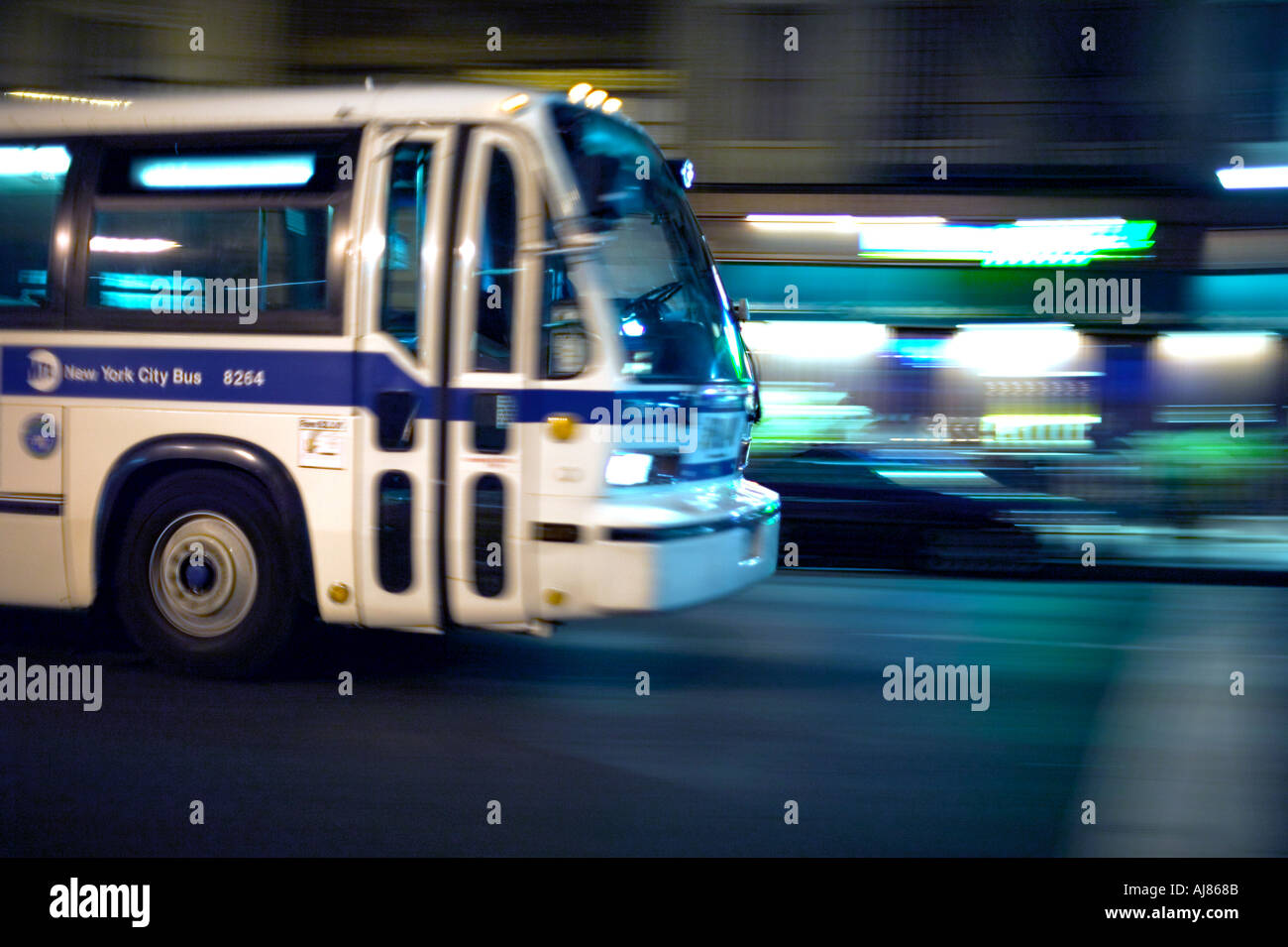 Sfocate immagini di moto di notte del movimento New York City Bus New York NY Foto Stock