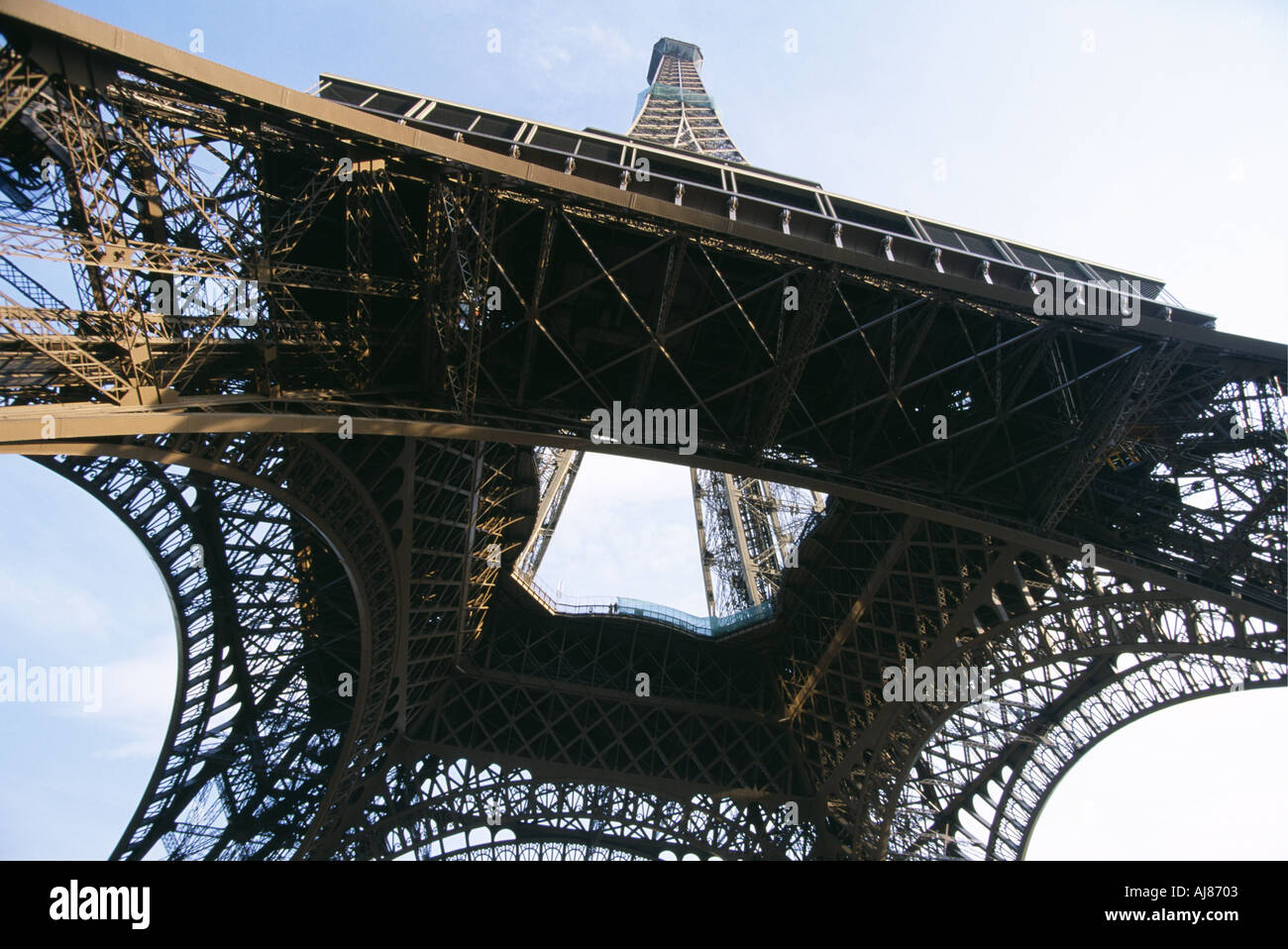 Torre Eiffel vista da sotto lo sguardo verso il top costruito per il 1889 Esposizione Mondiale progettato da Gustave Eiffel ferro battuto struttura di lavoro Parigi Francia Foto Stock