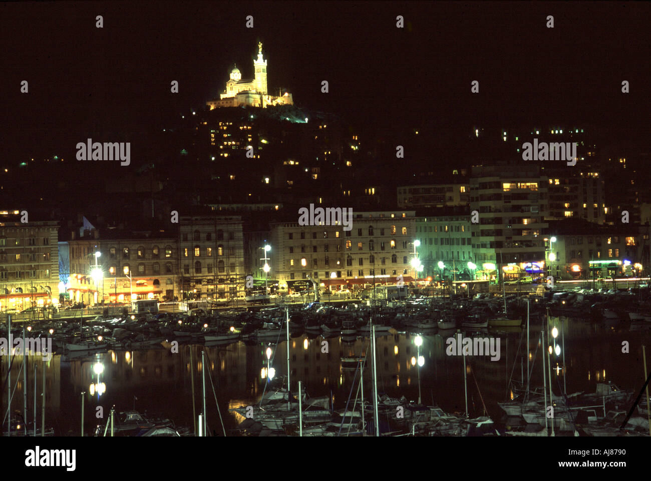 Francia Marseille. Le Vieux Port. Cuore della città di notte. La chiesa di Notre Dame de la Garde affacciato sulla città Foto Stock