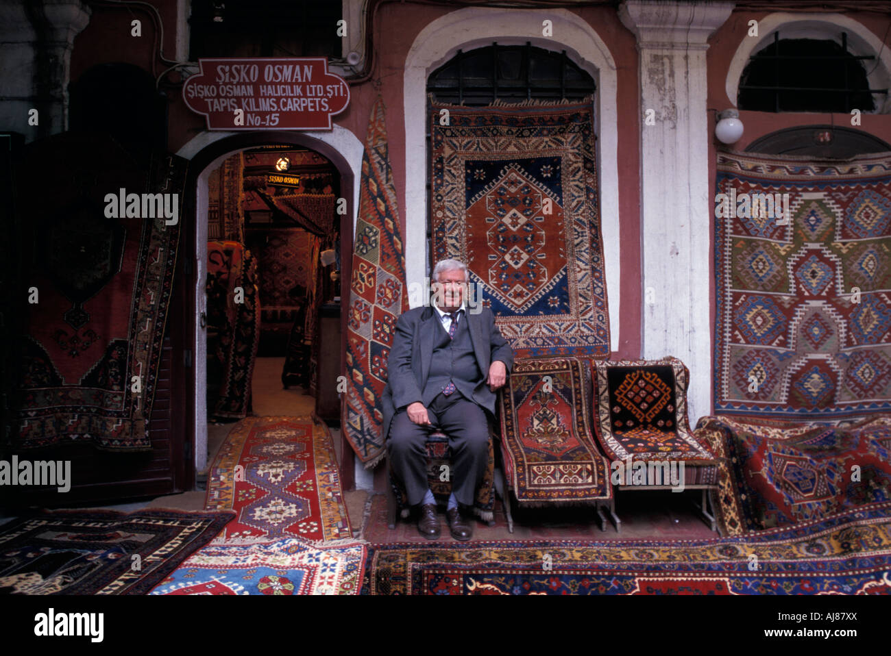 Ritratto di un venditore di tappeti di fronte Sisko Osman esperto di tappeti Gran Bazar Istanbul Istanbul Turchia Foto Stock