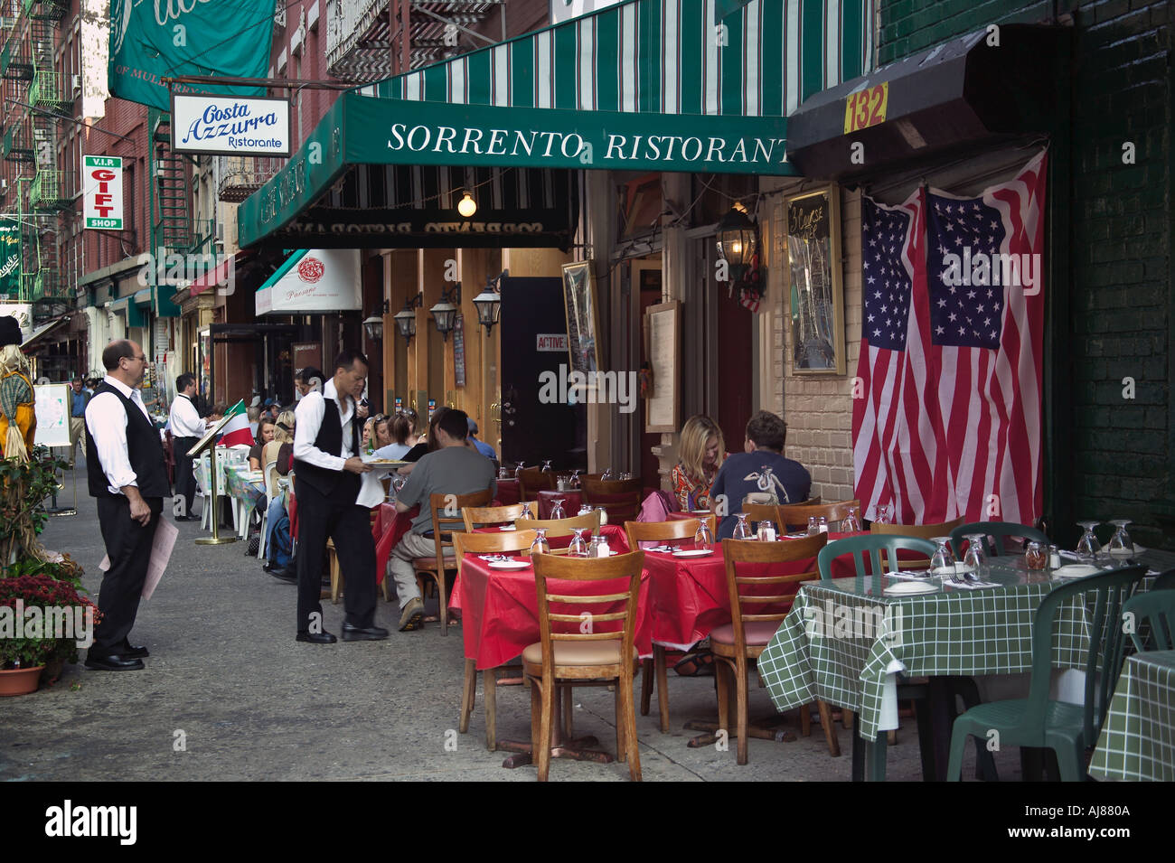 Il marciapiede cenare al ristorante italiano su Mulberry Street in Little Italy New York NY Foto Stock