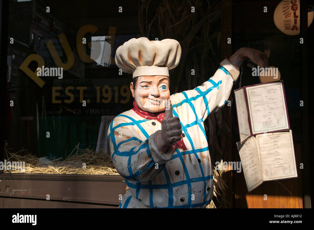 Gesso scolpito chef menu tiene al di fuori di una Pizzeria Italiana su Mulberry Street in Little Italy New York NY Foto Stock