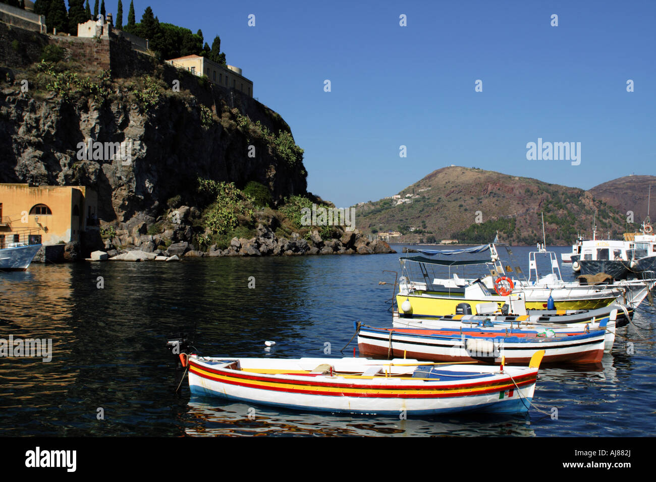 Barche da pesca nel porto di Marina Corta a Lipari nelle Isole Eolie Sicilia Italia Foto Stock