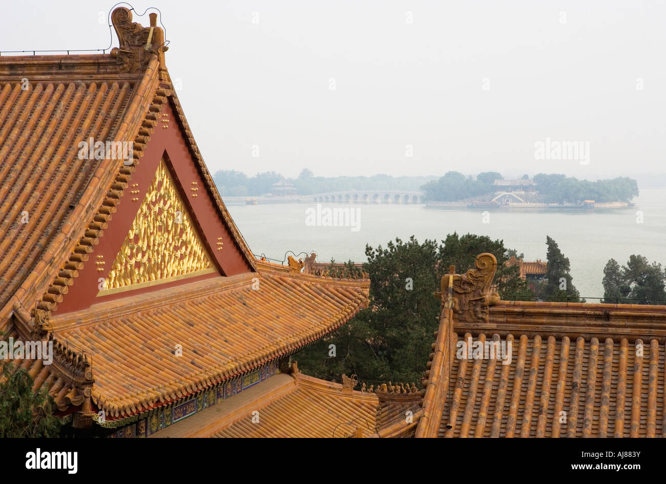 Vista dalla collina della longevità oltre il Lago Kunming a South Lake Island e diciassette il ponte di Arco, il Summer Palace (Yihe e Yuan), Pechino Foto Stock