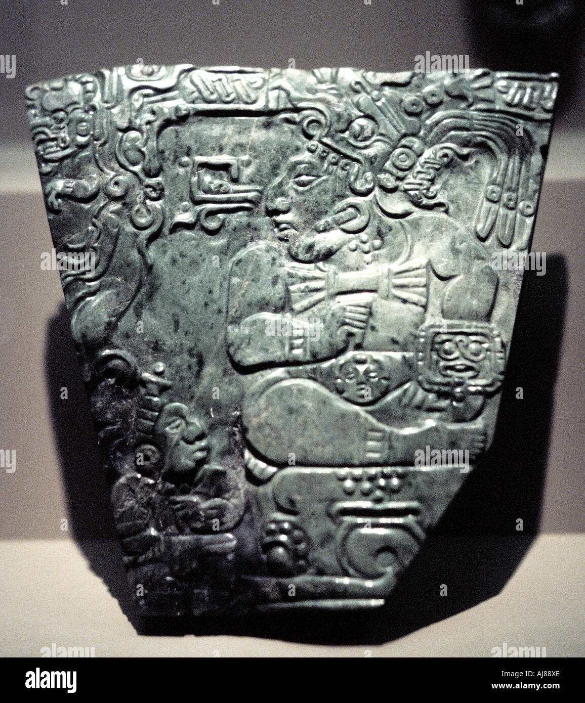 Placca di giada che mostra un seduto re Maya, 400-800. Artista: sconosciuto Foto Stock
