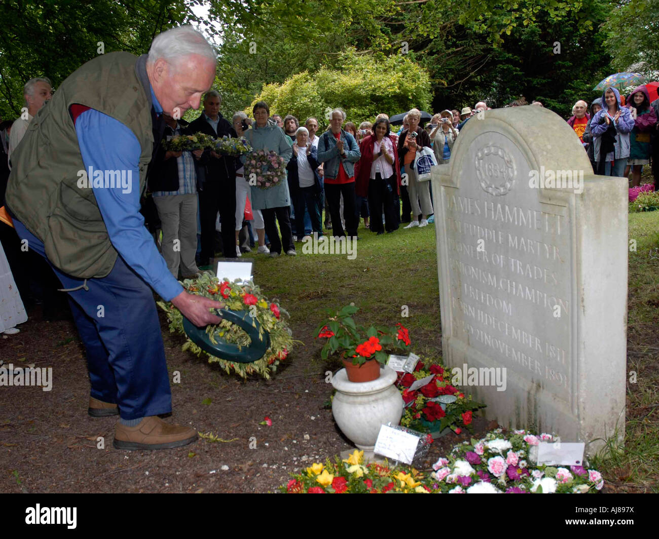 Tony Benn stabilisce una corona di fiori sulla tomba di James Hammett al Tolpuddle martiri Sindacato Rally, Dorset, Gran Bretagna, Regno Unito Foto Stock