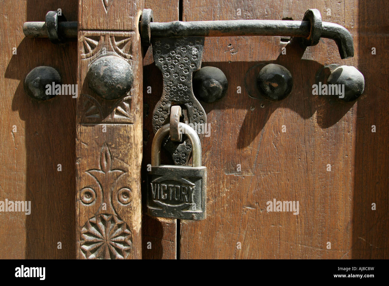 Il vecchio blocco di metallo su una porta di legno Foto Stock