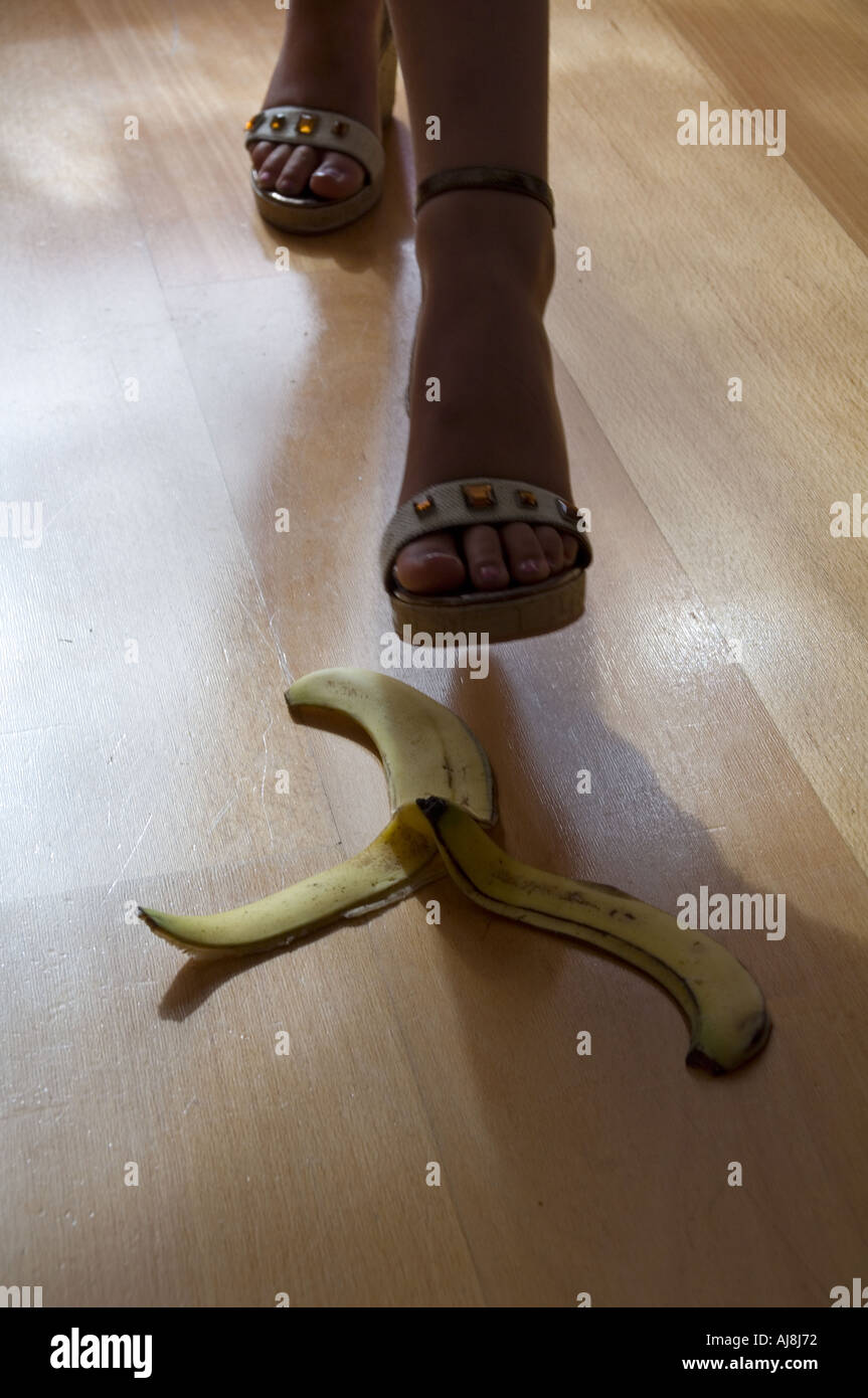 Calzatura donna camminando sulla buccia di banana Foto Stock