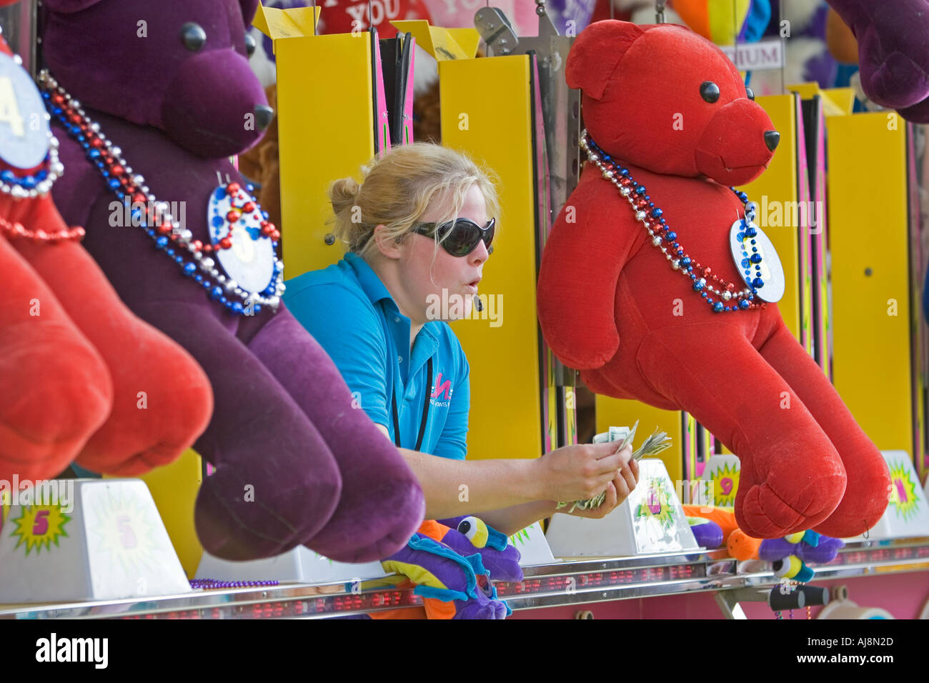 Detroit Michigan un lavoratore a un gioco al Michigan State Fair conta cambiare per un giocatore Foto Stock
