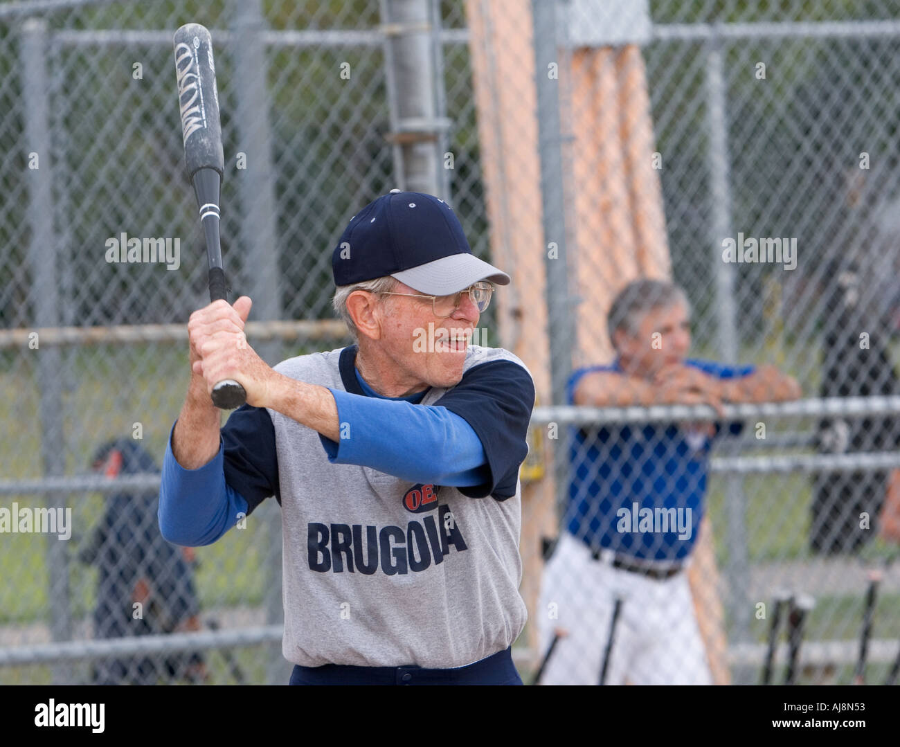77 anni gioca a Softball Foto Stock