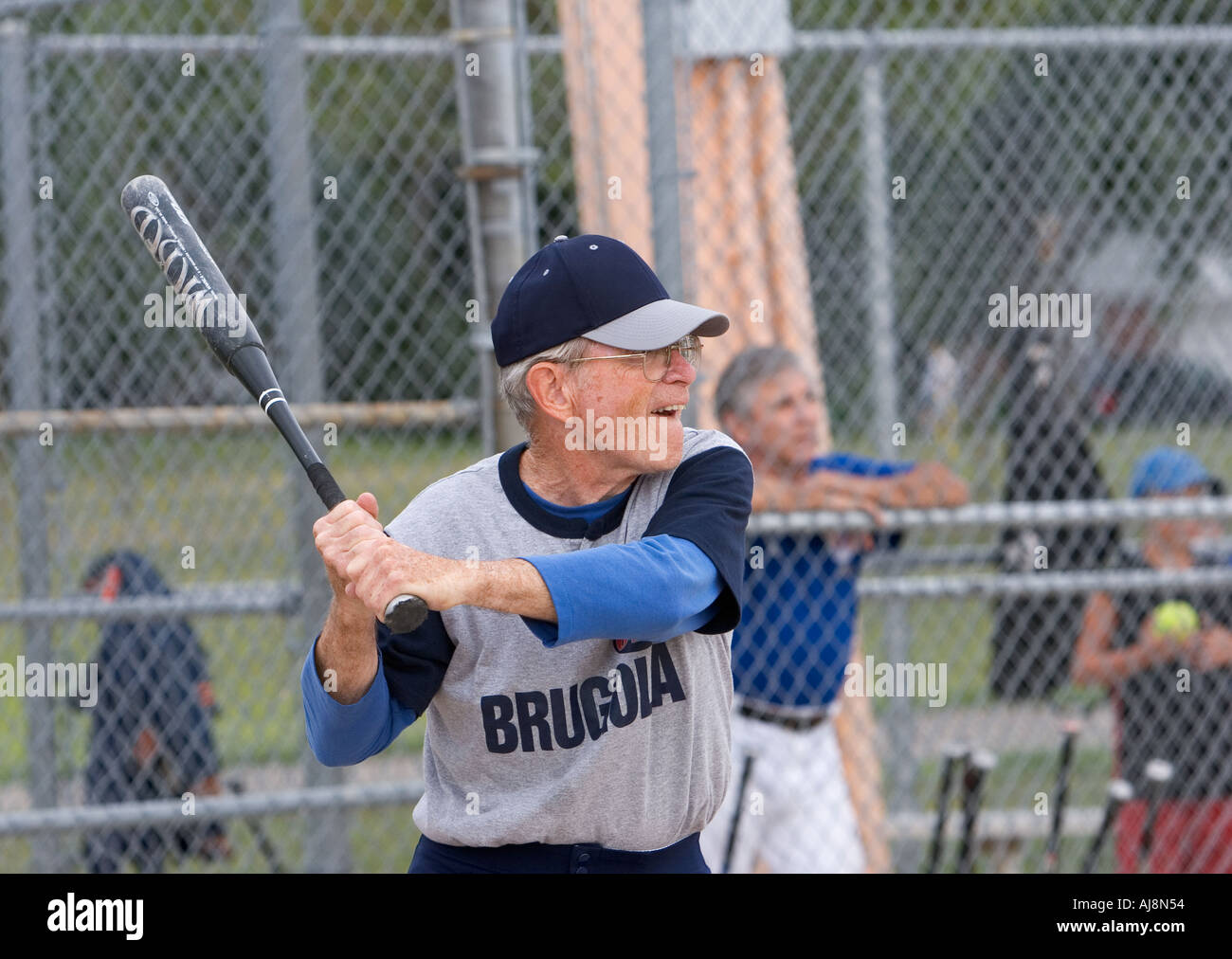 77 anni gioca a Softball Foto Stock