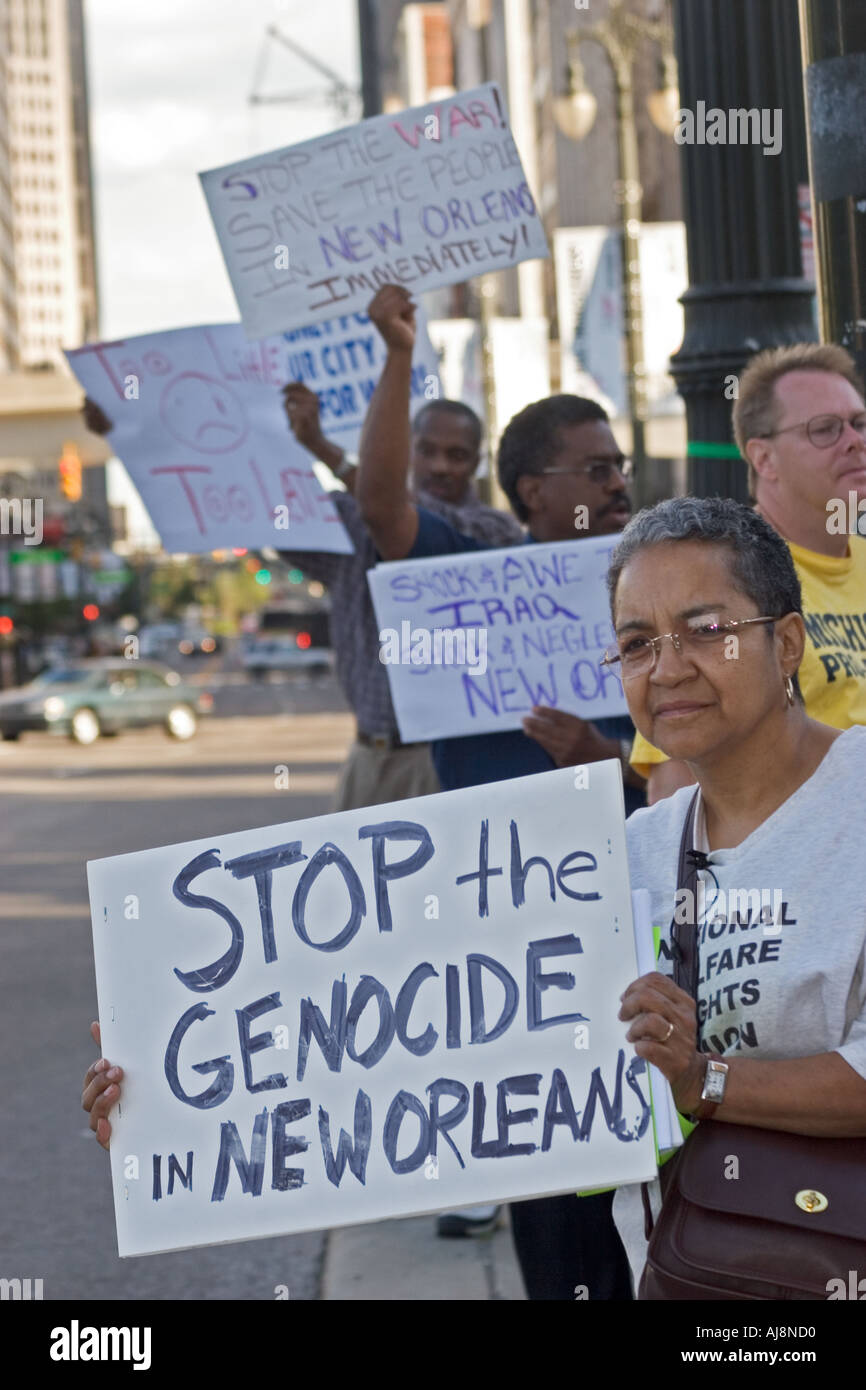 I dimostranti protestano lenta azione di governo sull'uragano Katrina Foto Stock