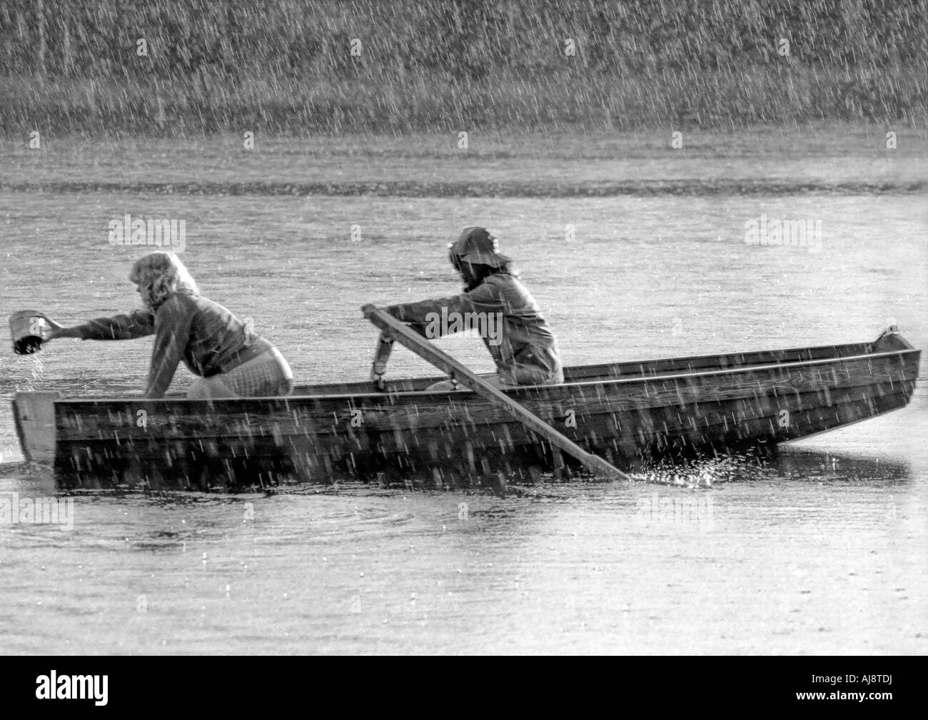 Il canottaggio sotto la pioggia Foto Stock