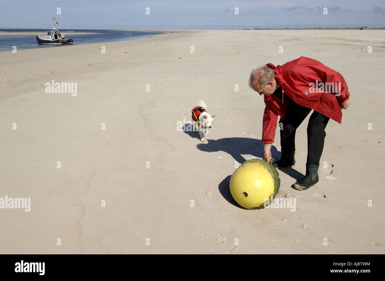 Razende bol Hans Eelman il funzionario olandese beachcomber è la raccolta di rifiuti Foto Stock