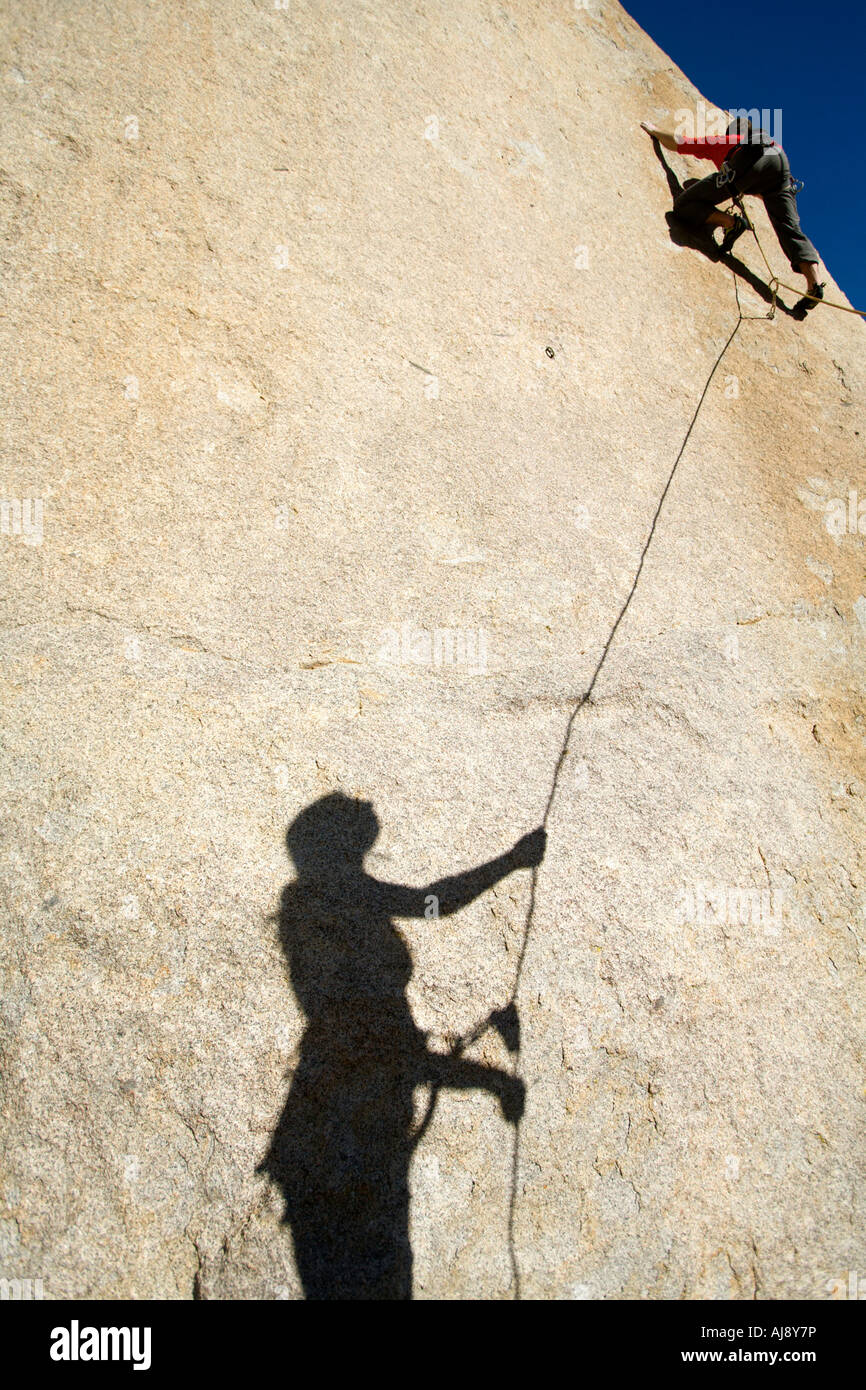Sosta femmina ombra su rock Foto Stock