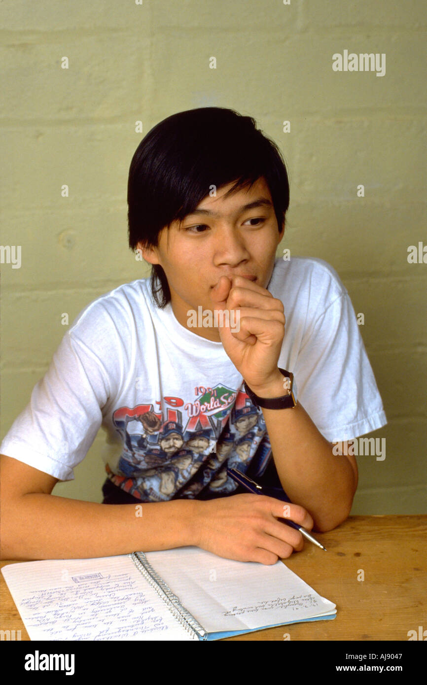 Cambogiano studente americano età 17 premurosamente facendo una voce del diario. St Paul Minnesota USA Foto Stock